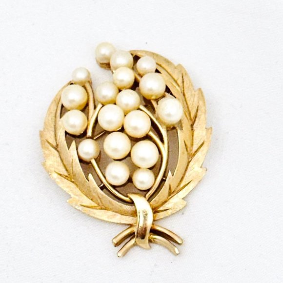 Crown Trifari Laurel Leaf & Faux Pearl Brooch - Picture 2 of 8
